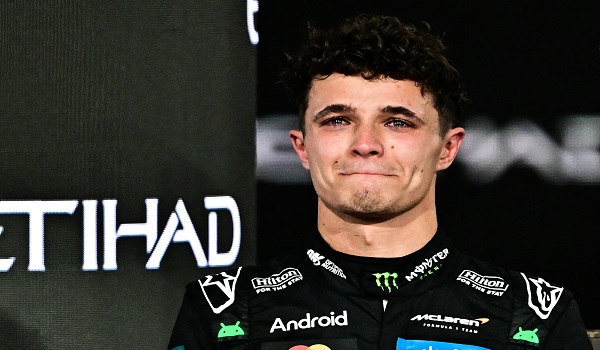 Lando Norris, juara dunia baharu dan pemandu McLaren yang meraih tempat ketiga, meraikan detik emosinya di podium selepas Grand Prix Abu Dhabi di Litar Yas Marina/ Foto AFP