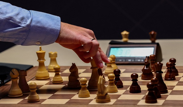 2912 SKN CARLSEN CHESS TITLE2