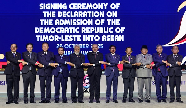 Penandatanganan Deklarasi Kemasukan Timor-Leste ke dalam ASEAN semasa majlis perasmian Sidang Kemuncak ASEAN ke-47 dan Sidang Kemuncak Berkaitan di Pusat Konvensyen Kuala Lumpur/ BERNAMA